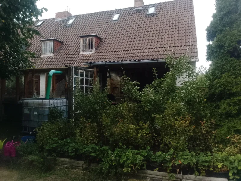 Ehemalige Offizierswohnung mit Ofenheizung, Bunker und großem Bio-Garten in Berlin-Staaken — photo 1